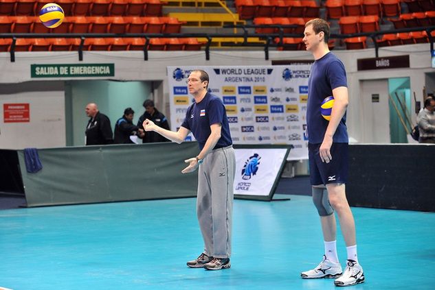 Aleksiej Kazakow (po prawej, źr. FIVB)
