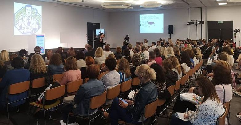 Eksperci, urzędnicy i nauczyciele dyskutują o bezpieczeństwie dzieci w sieci