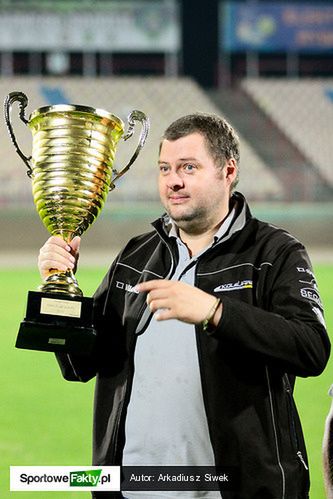 Dariusz Cieślak z pucharem na wygranie rozgrywek II ligi