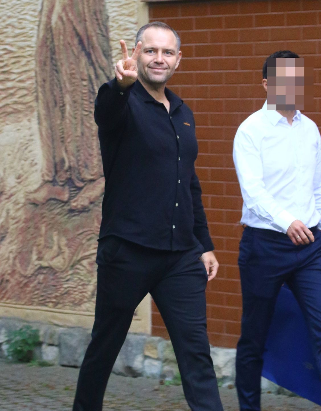 Karol Nawrocki wybrał się z żoną i córką do kościoła w Juracie