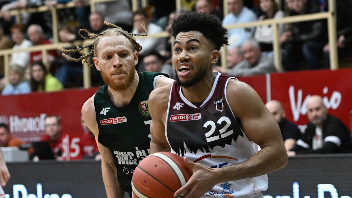 PAP / Marcin Bielecki / Zawodnik PGE Spójni Stargard Stephen Brown Jr. (P) i Hassani Gravett (L) ze Śląska Wrocław