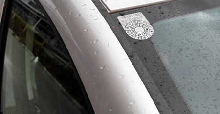Nowe naklejki na szybę od 4 maja 2022 r. Za brak 500 zł kary