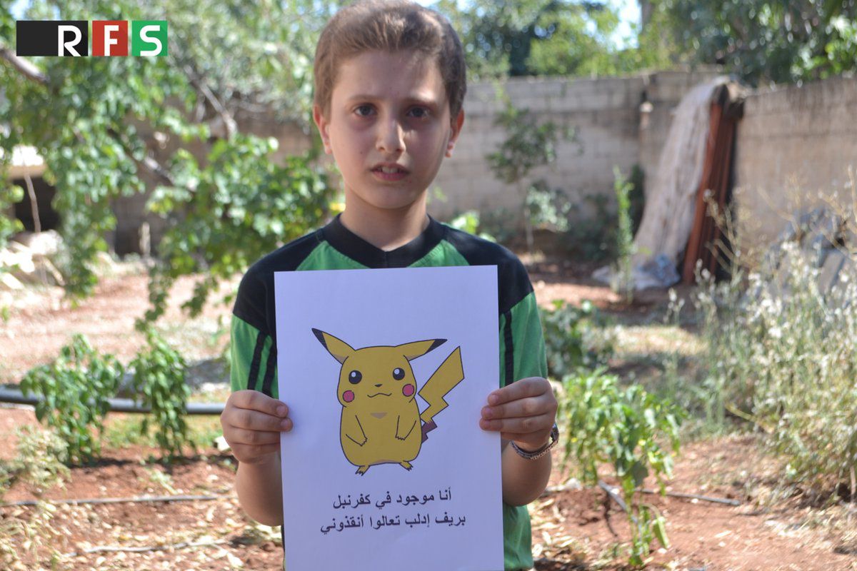 Syryjskie dzieci ze zdjęciami Pokemonów. "Przyjdź tu i mnie uratuj"