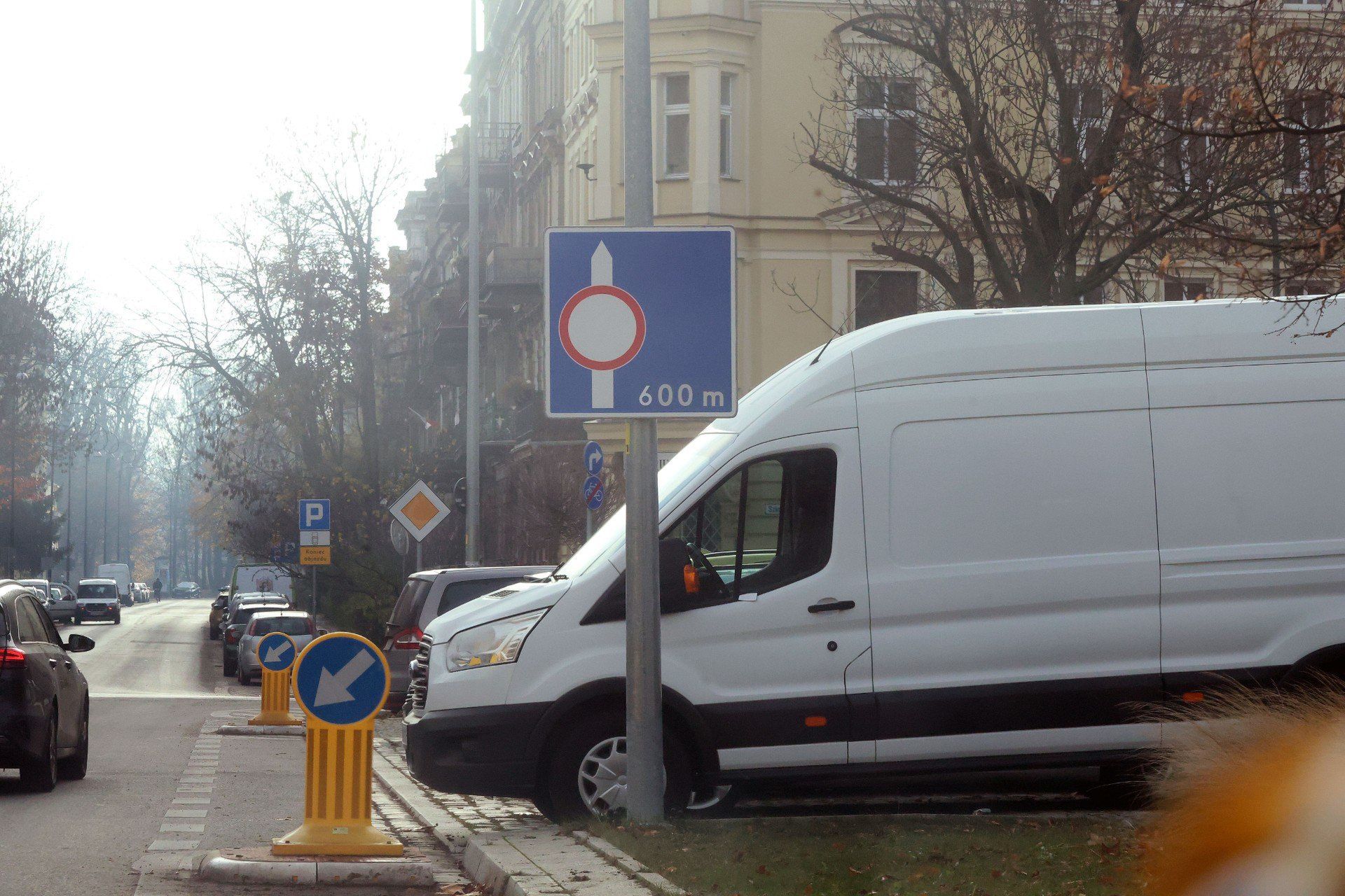 Ulica Mickiewicza w Legnicy jest przejezdna, znaki drogowe temu zaprzeczają, aktualne zdjęcia