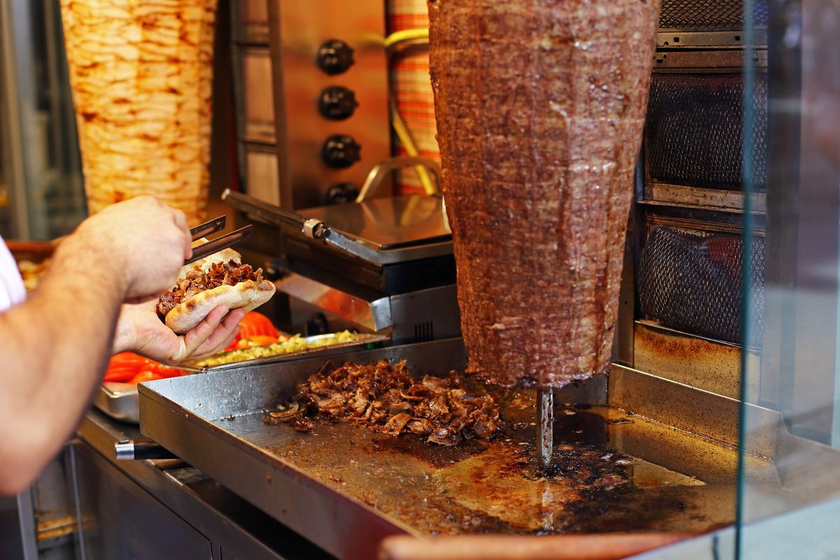 Kebab przestaje zaliczać się do grona "taniego jedzenia na mieście"