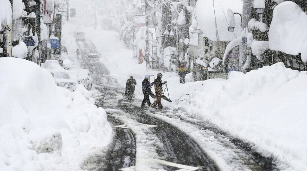 Japonia pod śniegiem. Takich opadów nikt się nie spodziewał