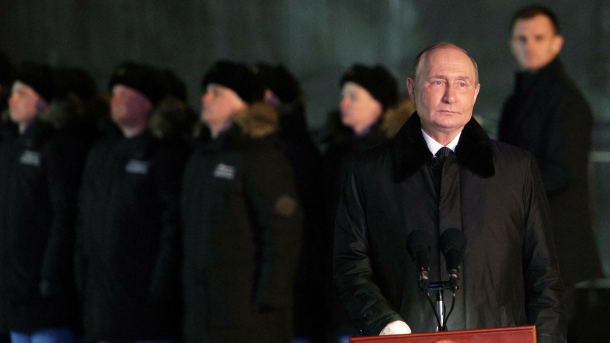 Putin odwiedzi? atomow? ?�d? podwodn?
In this pool photograph distributed by the Russian state agency Sputnik, Russia's President Vladimir Putin attends a video-linked ceremony to launch the Project 885M Yasen-M nuclear-powered submarine Perm, in the Arctic Circle port city of Murmansk on March 27, 2025. (Photo by Gavriil Grigorov / POOL / AFP)
GAVRIIL GRIGOROV