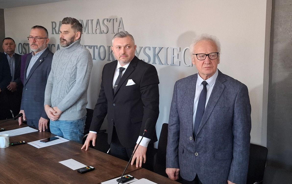 Jarosław Sarna nowym radnym Ostrowca. Złożył ślubowanie podczas nadzwyczajnej sesji