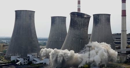 Runął 90-metrowy kolos. Tauron zburzył pierwszą chłodnię kominową