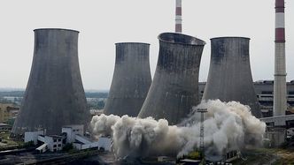 Runął 90-metrowy kolos. Tauron zburzył pierwszą chłodnię kominową