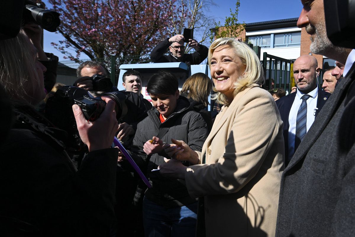 Marine Le Pen po wyjściu z głosowania podczas wyborów we Francji 
