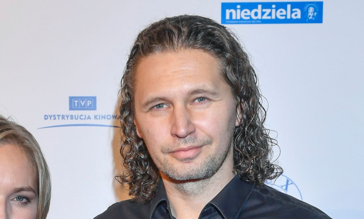 Dominika i Michał Chorosińscy pozują na ściance na premierze filmu fundacji ojca Rydzyka