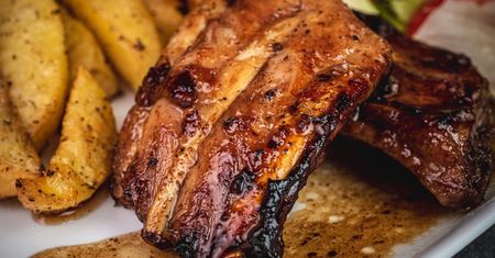 Żeberka nareszcie wyjdą miękkie i delikatne. Patent od znajomego szefa kuchni