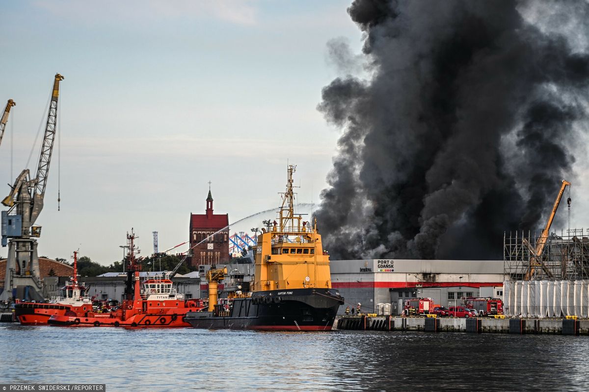 pożar, port gdańsk, strażacy, akcja gaśnicza Gigantyczny pożar w Gdańsku. Na miejscu wciąż ok. 100 strażaków