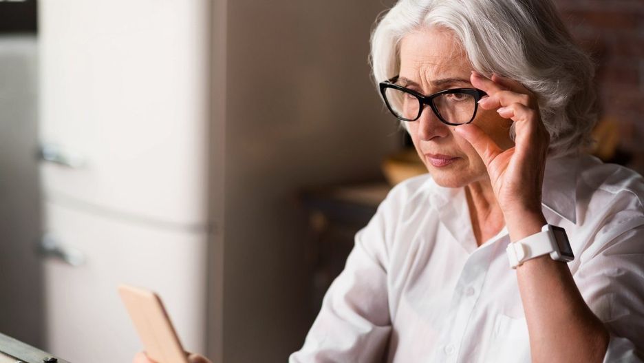 Przestępcy wykorzystują fałszywe wiadomości SMS i e-maile zawierające niebezpieczne linki lub załączniki. Zdarzają się również próby oszustwa przez telefon.