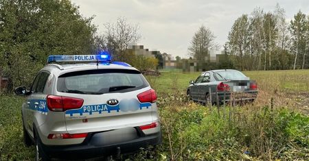 Wjechał w pole. Nietrzeźwy kierowca z cofniętymi uprawnieniami próbował uciec policji