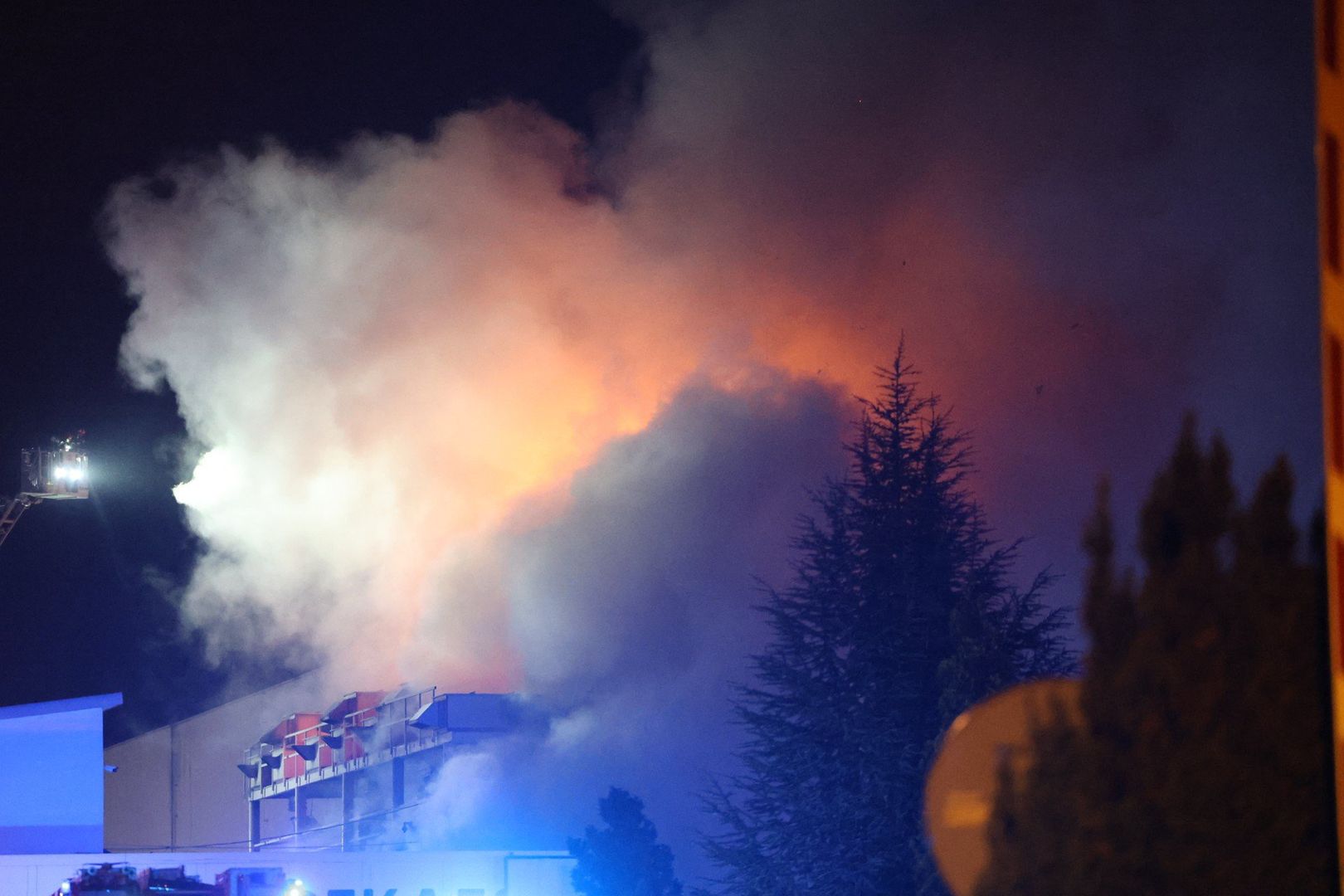 Pożar hali magazynowej w Sosnowcu. Na miejsce udają się liczne jednostki ze Śląska i Zagłębia