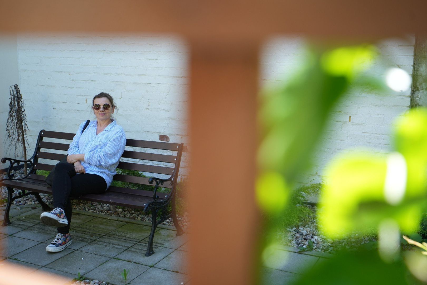 Anna Giełżyńska na odnowionym podwórku przy ulicy Prostej 7