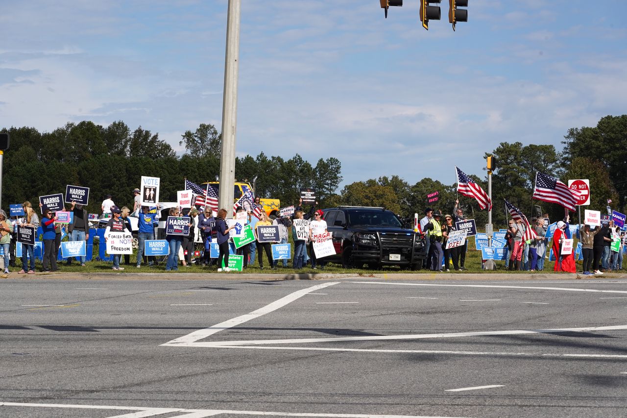 Both supporters and opponents are gathering before candidate Donald Trump's rally.