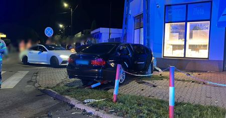 Poważny wypadek na Mazowszu. Auto uderzyło w sklep jubilerski