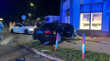 Poważny wypadek na Mazowszu. Auto uderzyło w sklep jubilerski
