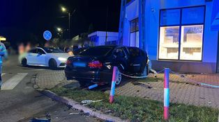 Poważny wypadek na Mazowszu. Auto uderzyło w sklep jubilerski
