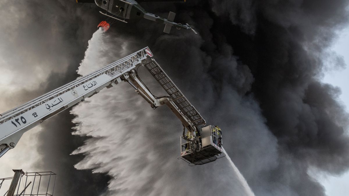 Zdjęcie dnia. Miesiąc po wybuchu, port w Bejrucie płonie 1