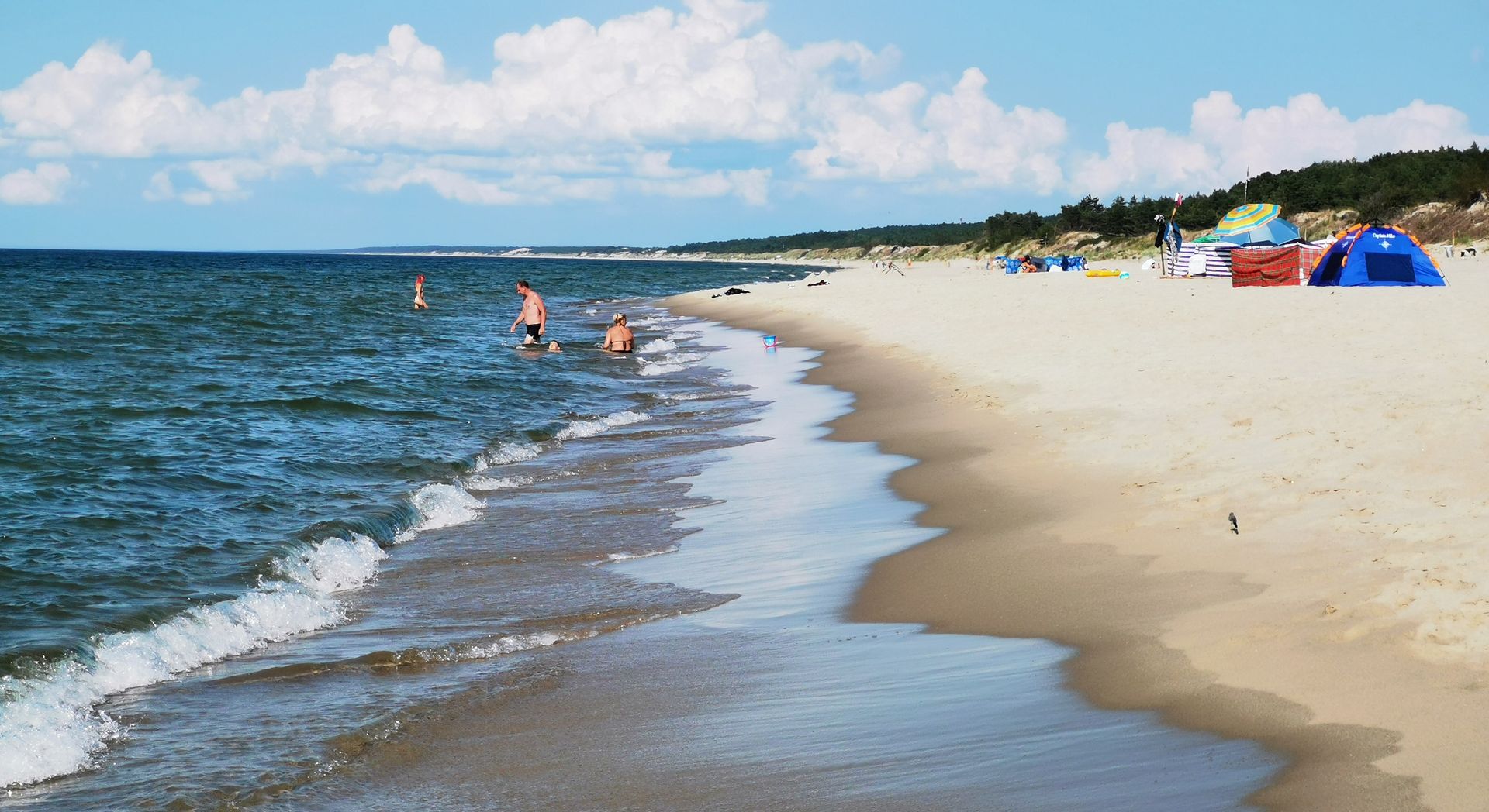 Na plaży w Piaskach są turyści, ale o tłumach nie ma mowy