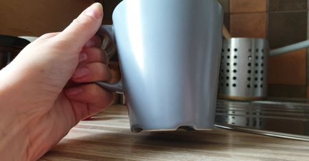 Do czego służą rowki na spodzie kubków? Mało kto zna odpowiedź na to pytanie