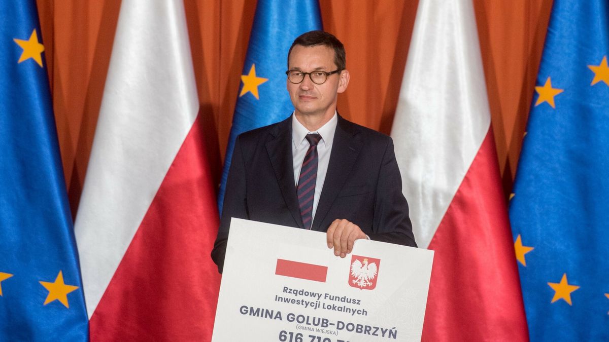 Wr?cznie czek�w z Rz?dowego Fundusz Inwestycji Lokalnych06.07.2020 Chelmza Premier Mateusz Morawiecki wrecza czeki w ramach Rzadowego Funduszu Inwestycji Lokalnych  fot. Lukasz Piecyk/REPORTERLukasz Piecyk/REPORTER