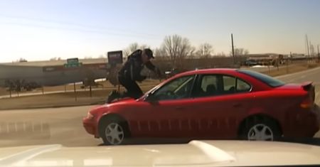 Szalona ucieczka przed policją. Na dachu wisiał funkcjonariusz. Nagranie z USA