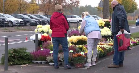 Rosną ceny zniczy i dekoracji nagrobnych. “Wojna swoje zrobiła”