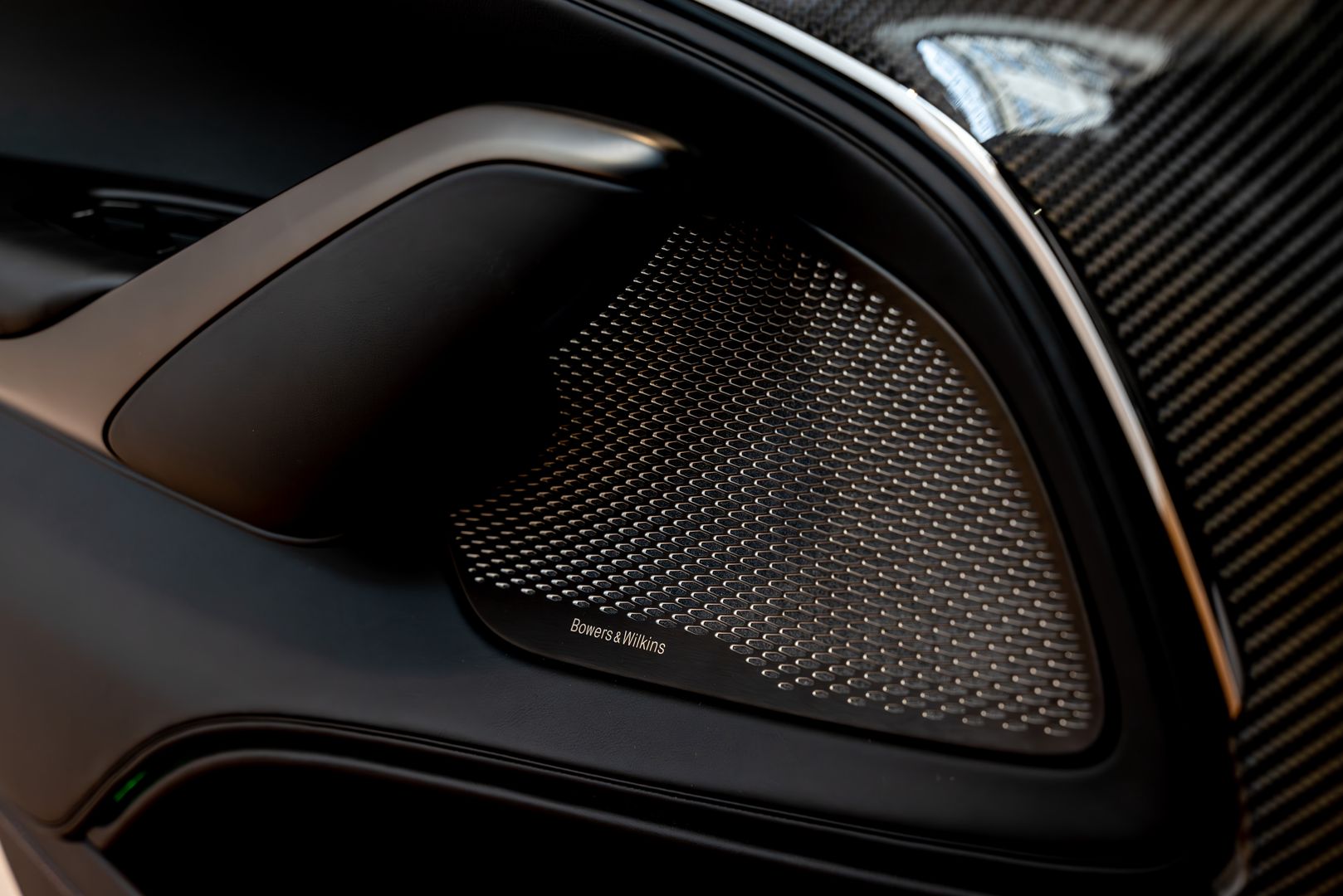 Aston Martin DBX S