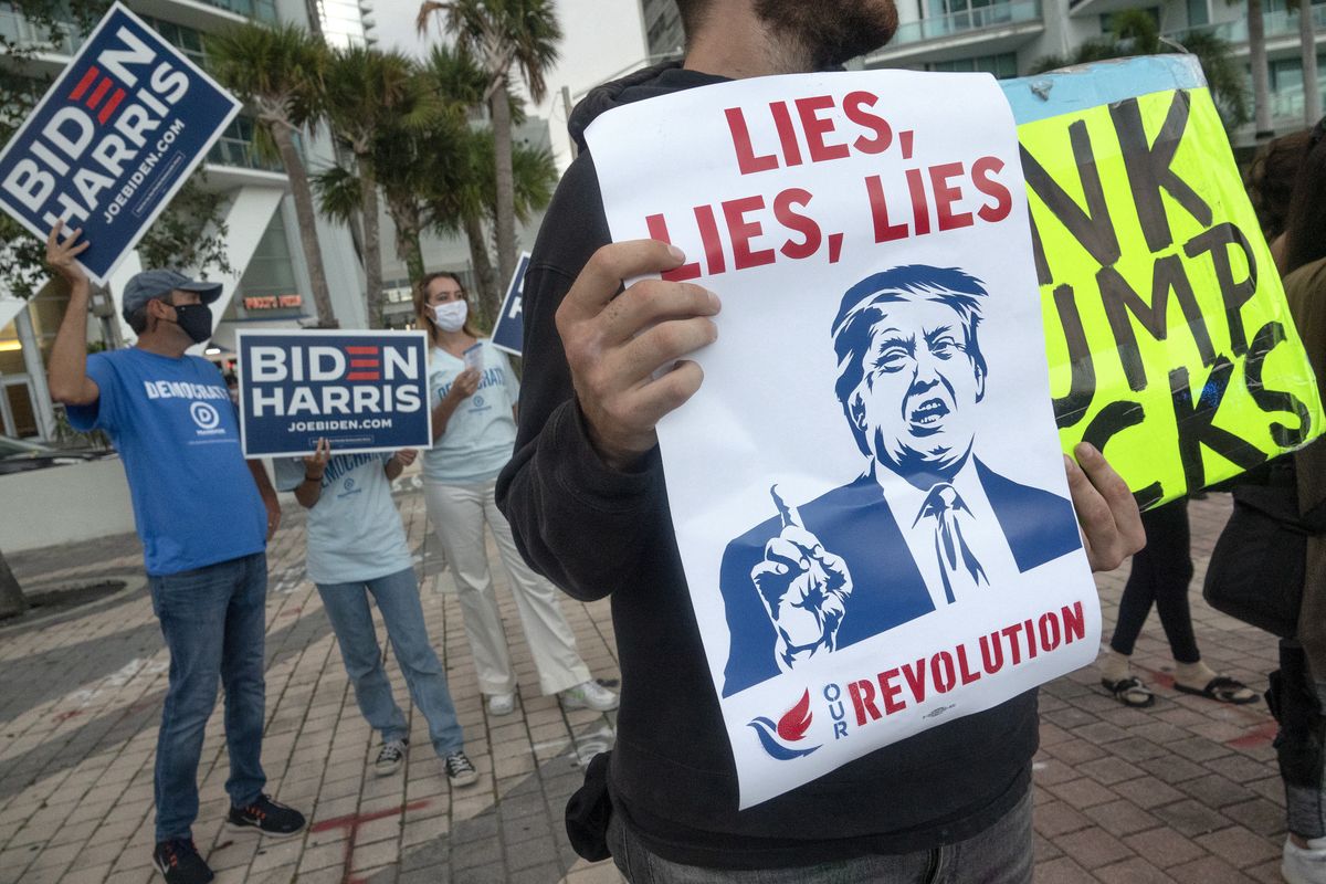 USA. Wybory prezydenckie. Protest zwolenników Joe Bidena przed wizytą Donalda Trumpa w Miami