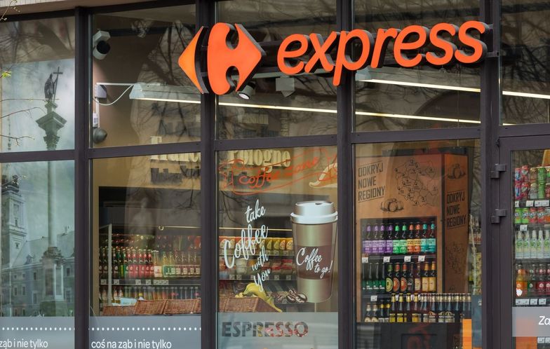 Pomarańczowe logo Carrefour pojawi się również na stacjach paliw