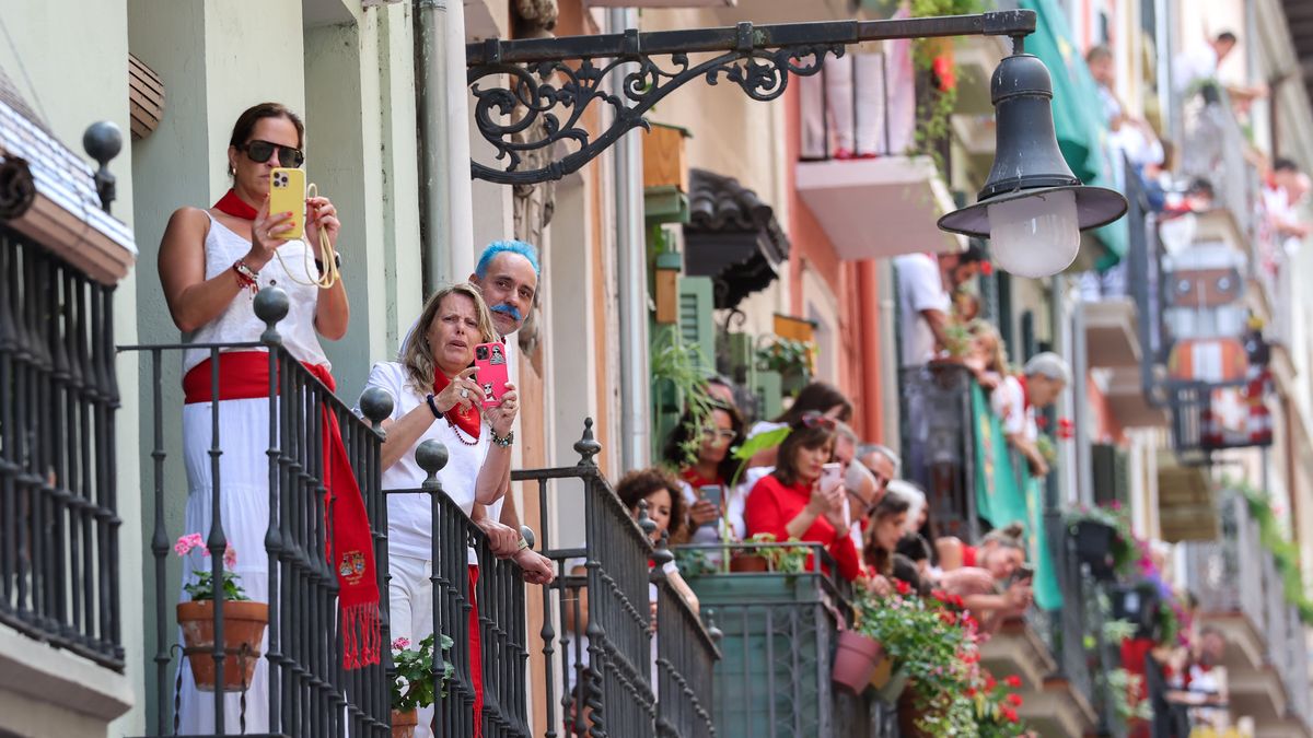 PAMPLONA, SPAIN - JULY 07: Revellers watch the San Fermin procession as it makes its way through the streets on the second day of the San Fermin Running of the Bulls festival on July 07, 2025 in Pamplona, Spain. During the Festival of San Fermín, each morning crowds of people race with six bulls and six steers along a winding course through narrow streets to the city's bullring. Later the same evening, the animals are killed in an evening bullfight or 'corrida' in a tradition dating back to medieval times. The week-long festival also features fireworks, religious processions, folk dancing, concerts and round-the-clock drinking. (Photo by Jeff J Mitchell/Getty Images)