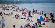 Tłumy nad morzem. Turyści dopisali, ale zwracają uwagę na jedno