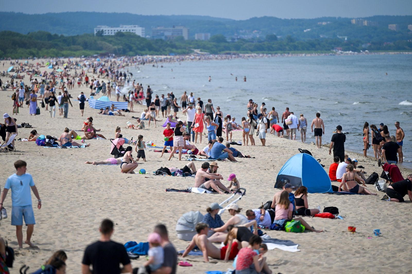 Wypoczynek w słoneczny dzień na plaży w Gdańsku-Brzeźnie, czwartek 30 maja