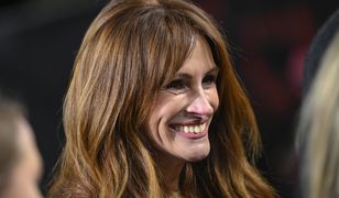 Julia Roberts zachwyciła na premierze, eksponując długie nogi. Kostium w kolorze pudrowego różu robił wrażenie