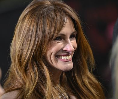 Julia Roberts zachwyciła na premierze, eksponując długie nogi. Kostium w kolorze pudrowego różu robił wrażenie