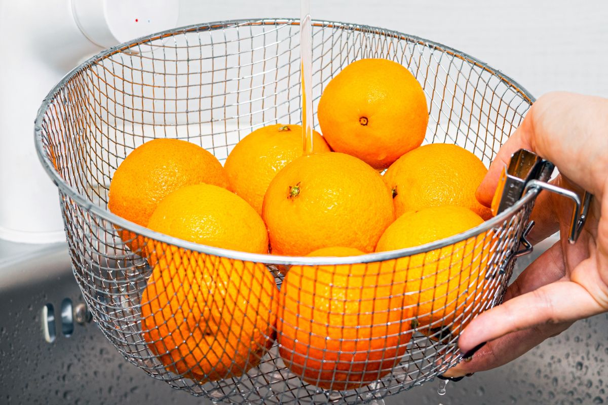 Wiele osób nie myje mandarynek przed obraniem ze skórki