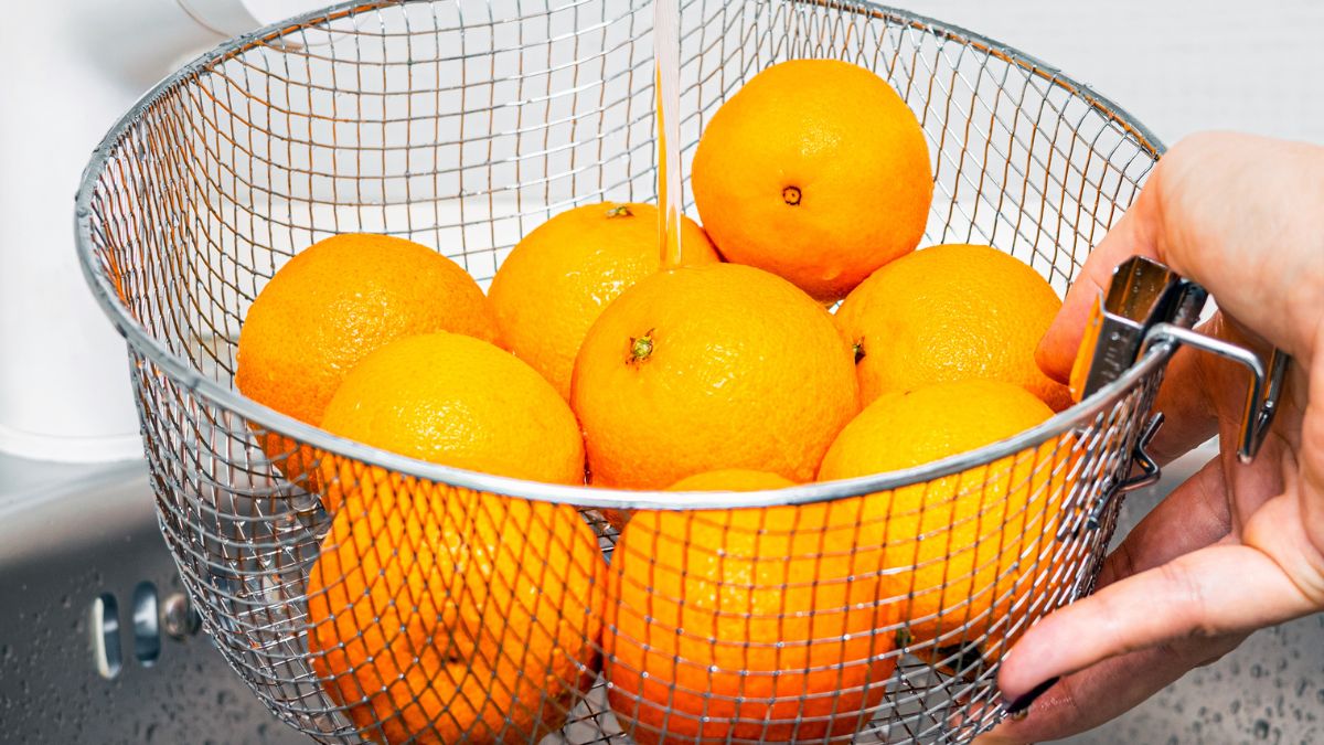 Wiele osób nie myje mandarynek przed obraniem ze skórki
