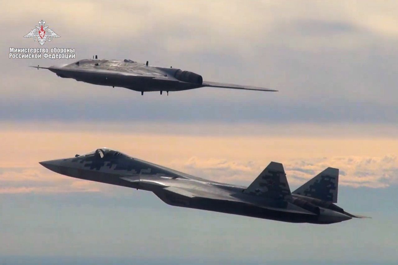 Rosjanie pokazują S-70. Uderzeniowy samolot bezzałogowy robi wrażenie - s-70 i myśliwiec Su-57 