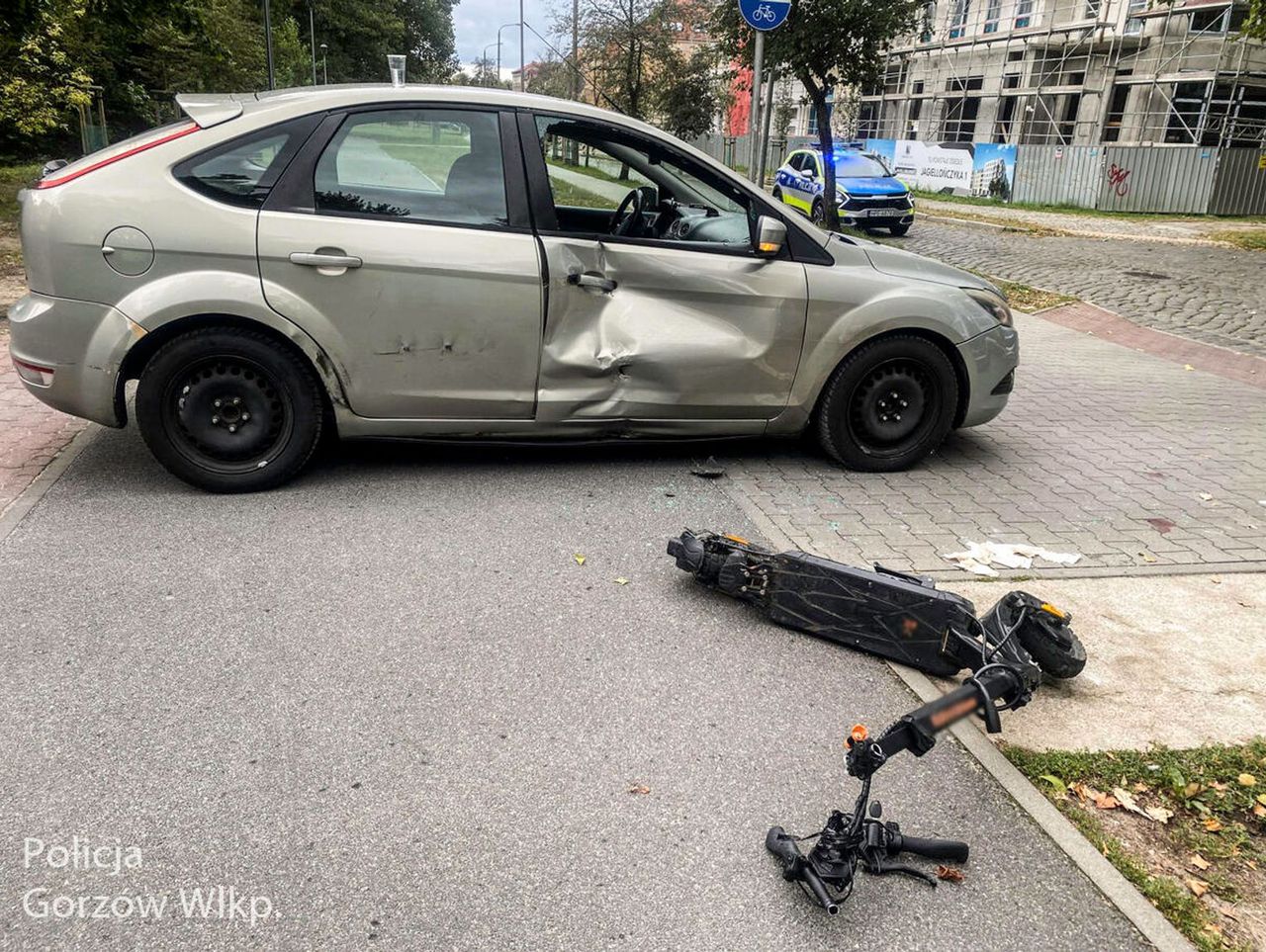 Gorzów Wielkopolski: 17-latek na hulajnodze elektrycznej zderzył się z samochodem. Ze złamaniami trafił do szpitala