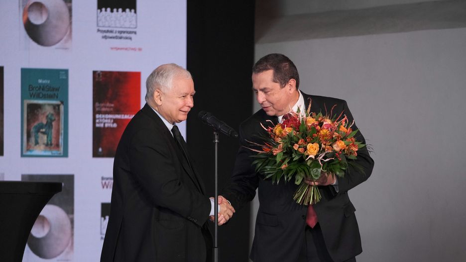 Jarosław Kaczyński i Bronisław Wildstein podczas X Kongresu Polska Wielki Projekt. Bez maseczek  