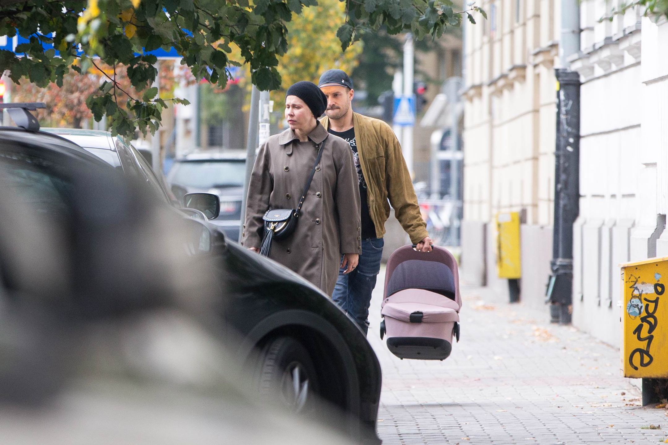 Kasia Warnke i Piotr Stramowski na spacerze z córką