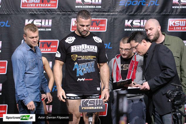 Oli Thompson na ważeniu przed galą KSW 25