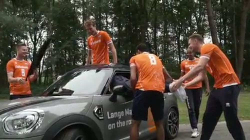 Zdjęcie okładkowe artykułu: Instagram / lange_mannen / Na zdjęciu: holenderscy siatkarze wsiadają do Mini