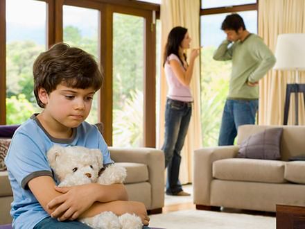 Wiek dziecka w momencie rozwodu wpływa na późniejsze relacje