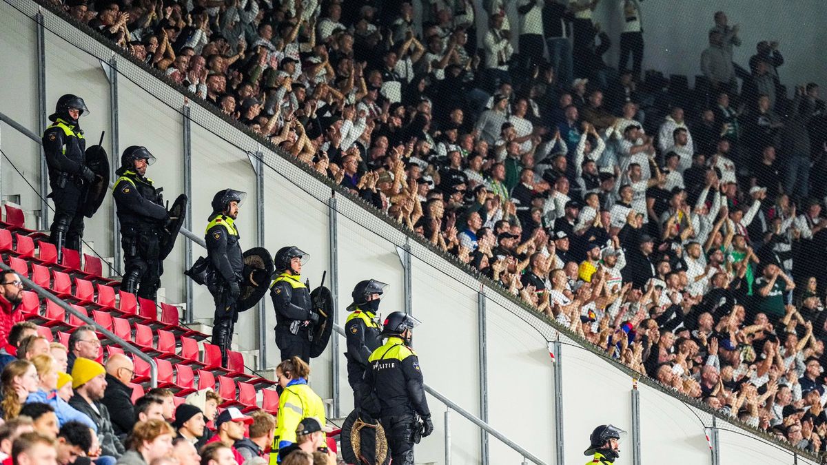 Getty Images / Na zdjęciu: służby porządkowe, w tle kibice Legii